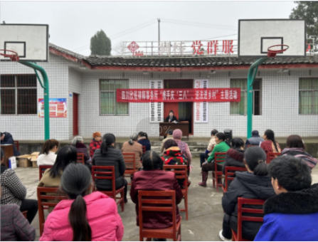 携手庆“三八” 送法进乡村